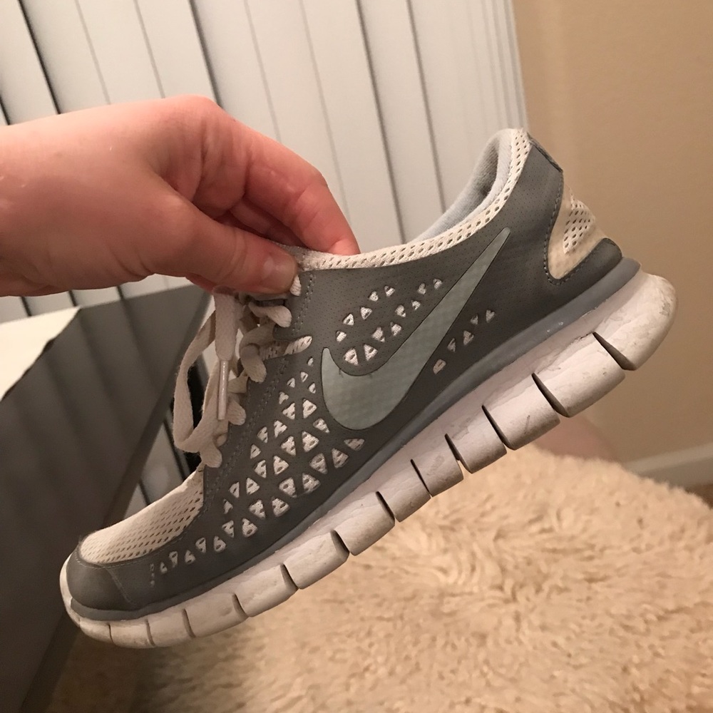 NIKE FREE RUNS